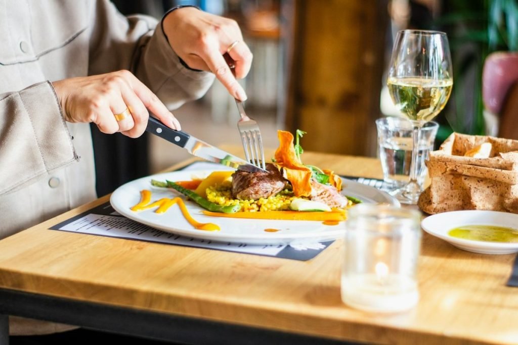 Jak bezpiecznie zamówić posiłek w restauracji przy alergii pokarmowej?