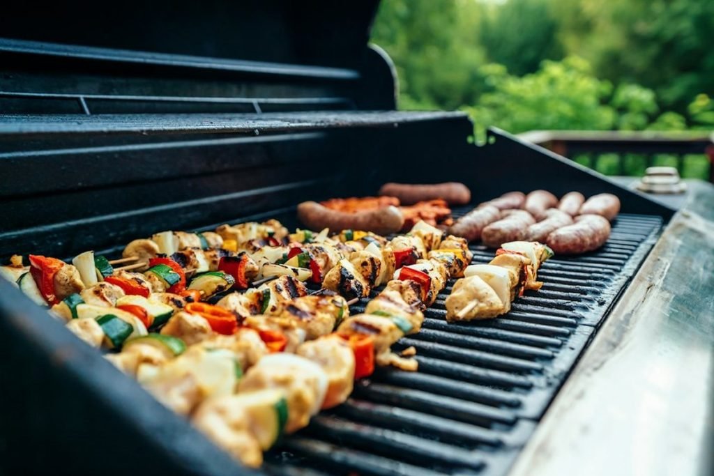 Jak bezpiecznie przygotować posiłek na grillu?