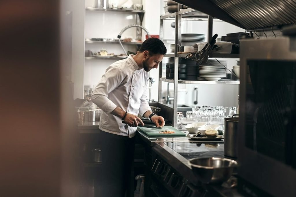 Jak przygotować dokumentację bezpieczeństwa żywności w gastronomii?