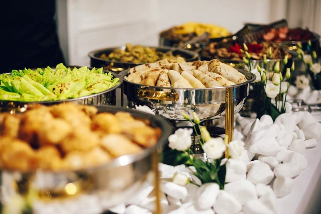Jak bezpiecznie zorganizować catering na imprezie?